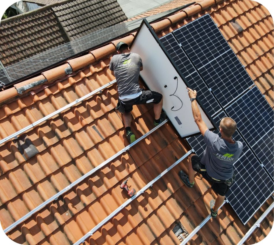 FEBESOL Monteure installieren Solar Panels auf dem Dach