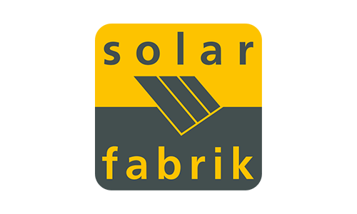 Solar-Fabrik Logo in orange und schwarz und Photovoltaikanlage