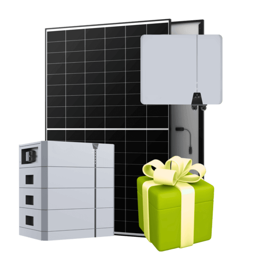 Gestapelte Batterien, Solarmodule und ein Wechselrichter mit einer grünen, mit einem gelben Band umwickelten Geschenkbox davor.