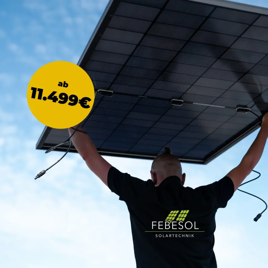 Person, die ein Solarmodul mit einem Preisschild mit der Aufschrift "ab 11.499€" und dem Febesol-Logo über ihren Kopf hält.
