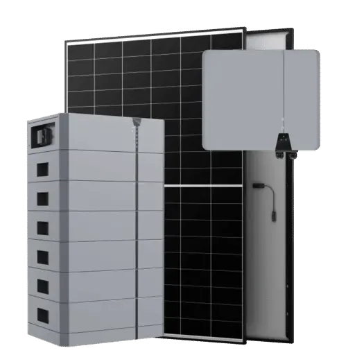 Ein Stapel grauer Batterieeinheiten neben schwarzen Solarmodulen mit sichtbarer Verkabelung.