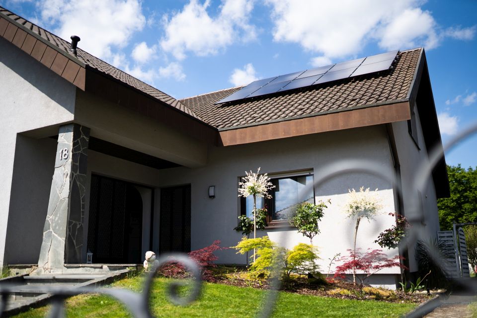 Ein Haus mit Sonnenkollektoren auf dem Dach.