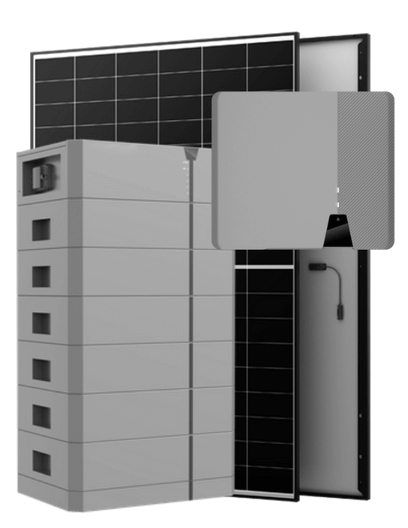 Bild der Komponenten eines Solarenergiespeichersystems, darunter ein Stapel Batterieeinheiten, Solarmodule und ein Wechselrichter.