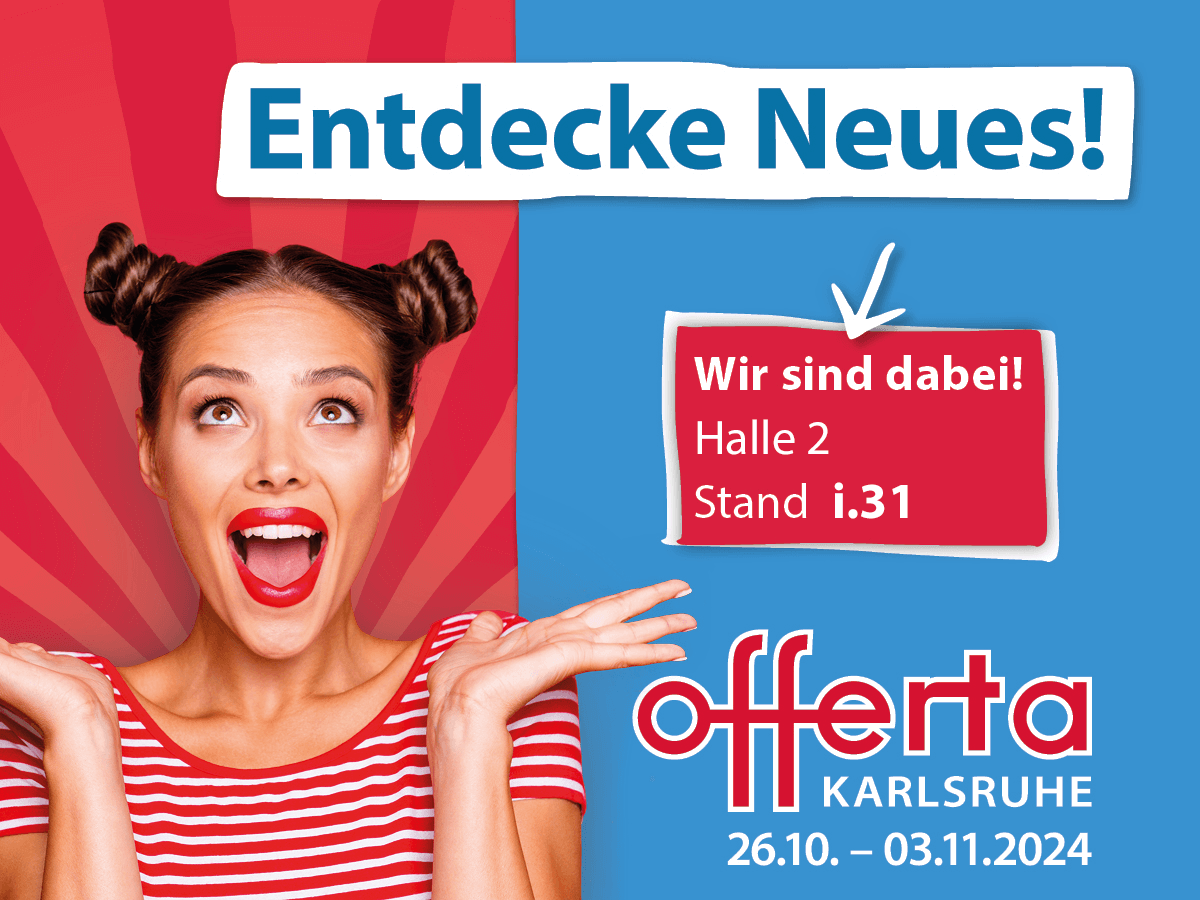 Aufgeregte Frau mit erhobenen Händen, buntes Banner mit Werbung für „offerta Karlsruhe“, Veranstaltungsdetails vom 26.10. bis 03.11.2024.