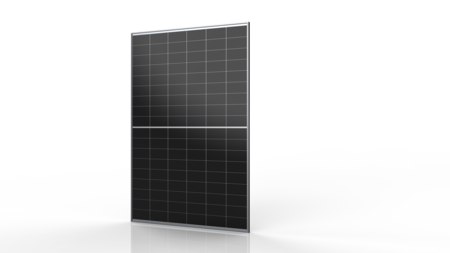 Ein schwarzes Solarpanel, das aufrecht auf einer reflektierenden Oberfläche mit dunklem Hintergrund steht.