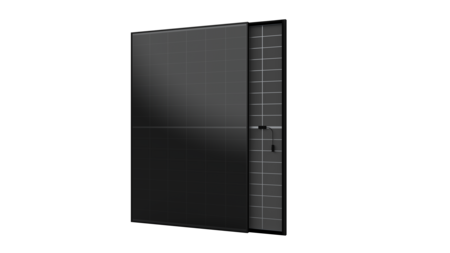 Modernes schwarzes Solarpanel mit Gittermuster, leicht abgewinkelt vor weißem Hintergrund.