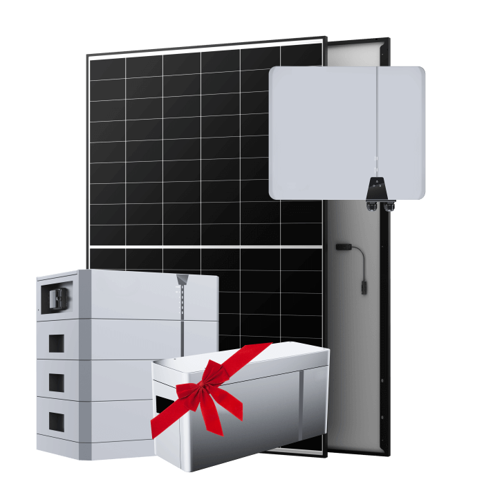 Auf weißem Untergrund sind ein Solarpanel, Batteriespeicher und ein Wechselrichter mit einer roten Schleife zu sehen und weisen auf unser Blackweek-Special hin.