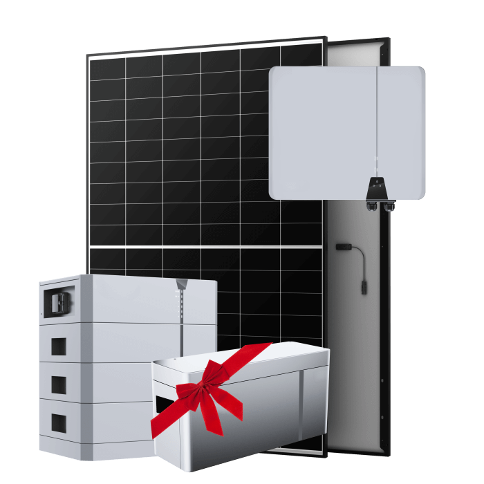 Ein Solarpanel, Batteriespeicher und ein verpacktes Geschenk mit roter Schleife auf weißem Hintergrund sorgen für eine attraktive Blackweek-Sonderpräsentation.