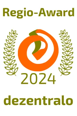 Regio-Award 2024-Logo mit stilisiertem orangefarbenen Wirbel und grünen Lorbeerzweigen, Text „dezentralo“.