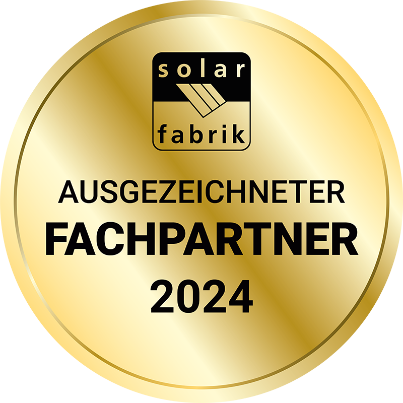 Goldene Plakette mit „solar fabrik“-Logo und Text: „AUSGEZEICHNETER FACHPARTNER 2024“.