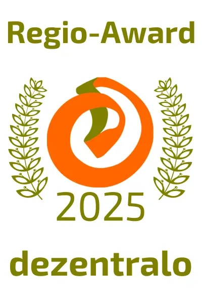 Orange-grünes Logo "Regio-Award 2025 dezentralo" mit Lorbeerzweigen auf jeder Seite.