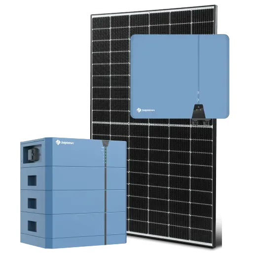 Blauer Solarbatteriespeicher und Wechselrichter vor einem großen schwarzen Solarpanel auf weißem Hintergrund.