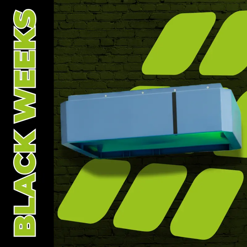 Blaues Wandgerät auf einer grünen Backsteinmauer, mit dem Text "BLACK WEEKS" auf der linken Seite in fetten Buchstaben.