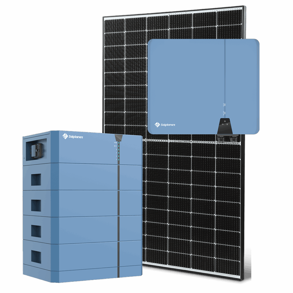 Blauer Batteriespeicher und Wechselrichter vor einem schwarzen Solarpanel auf weißem Hintergrund.